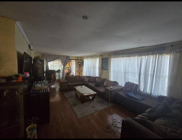 4 BEDROOM HOUSE FOR SALE IN KEMPTON PARK WEST